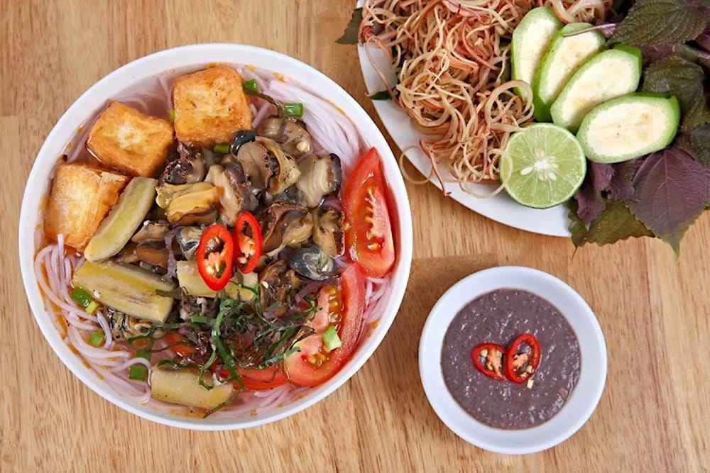 Spicy and sour broth, crunchy snails, a refreshing dish